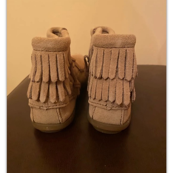 NWT Minnetonka Double Fringe Tan/Beige Ankle Boots - Size 1 - Picture 3 of 5